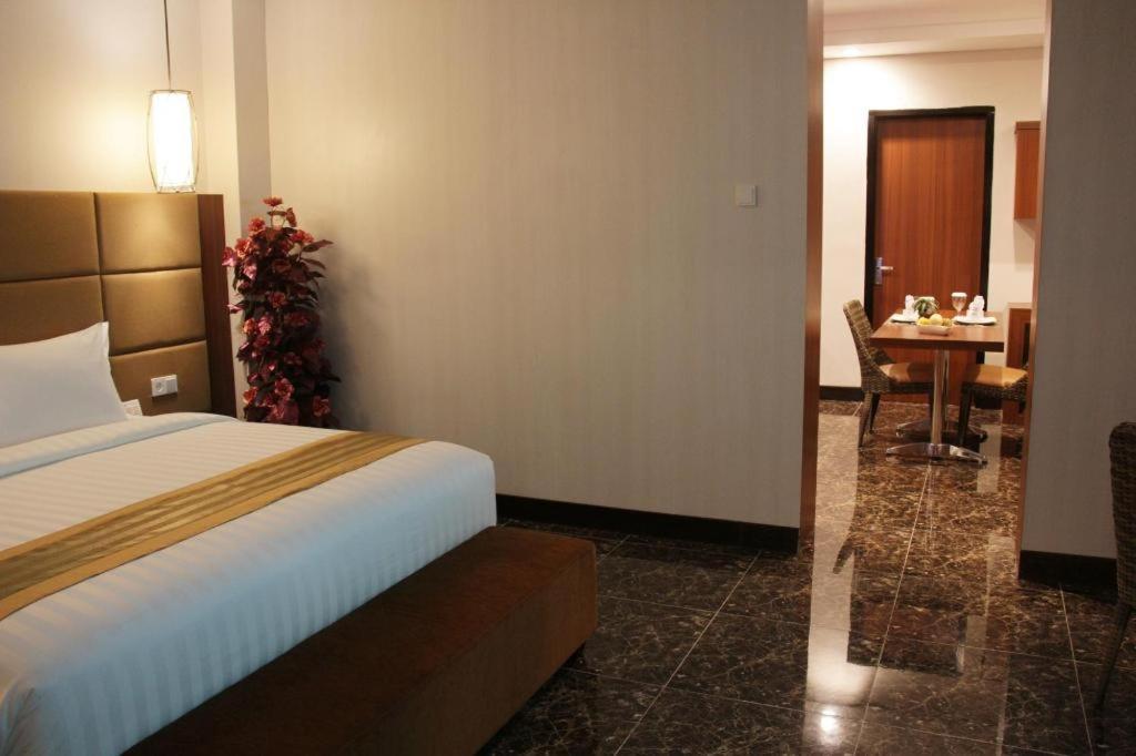 Atrium Premiere Cilacap Esterno foto
