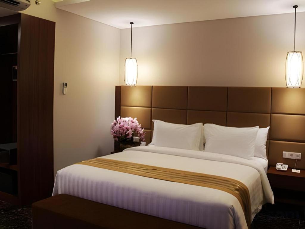Atrium Premiere Cilacap Esterno foto