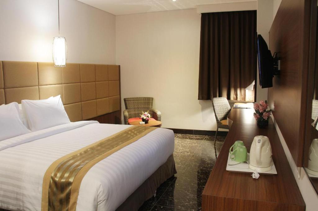 Atrium Premiere Cilacap Esterno foto