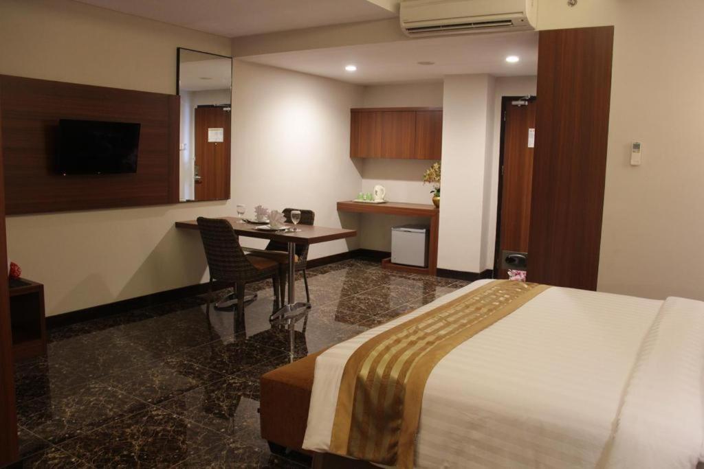 Atrium Premiere Cilacap Esterno foto