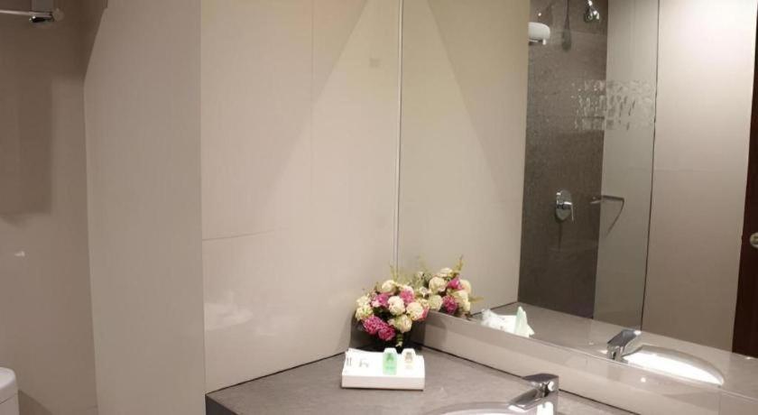 Atrium Premiere Cilacap Esterno foto
