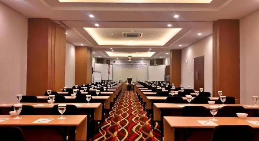 Atrium Premiere Cilacap Esterno foto