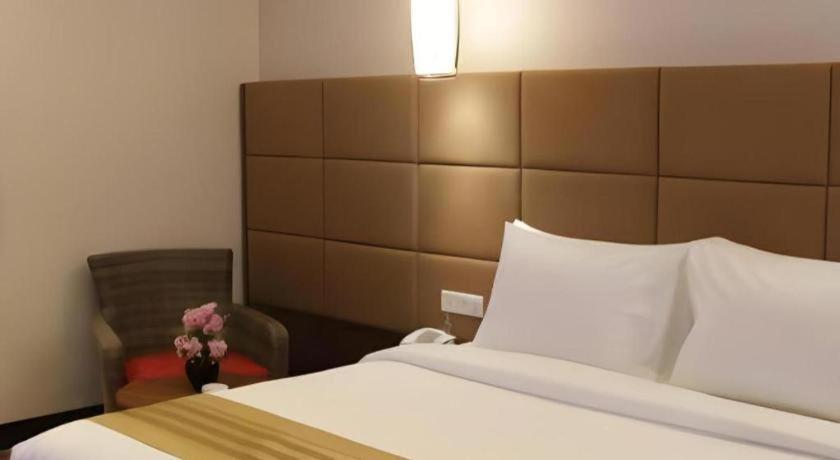 Atrium Premiere Cilacap Esterno foto