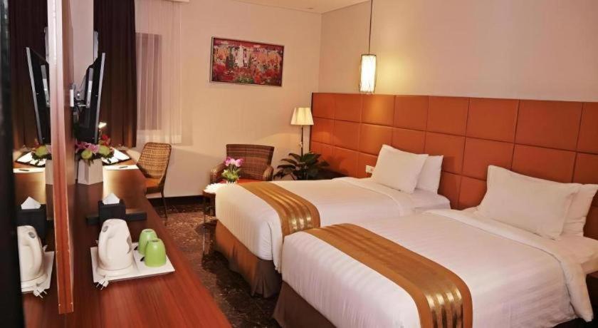 Atrium Premiere Cilacap Esterno foto