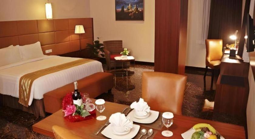 Atrium Premiere Cilacap Esterno foto