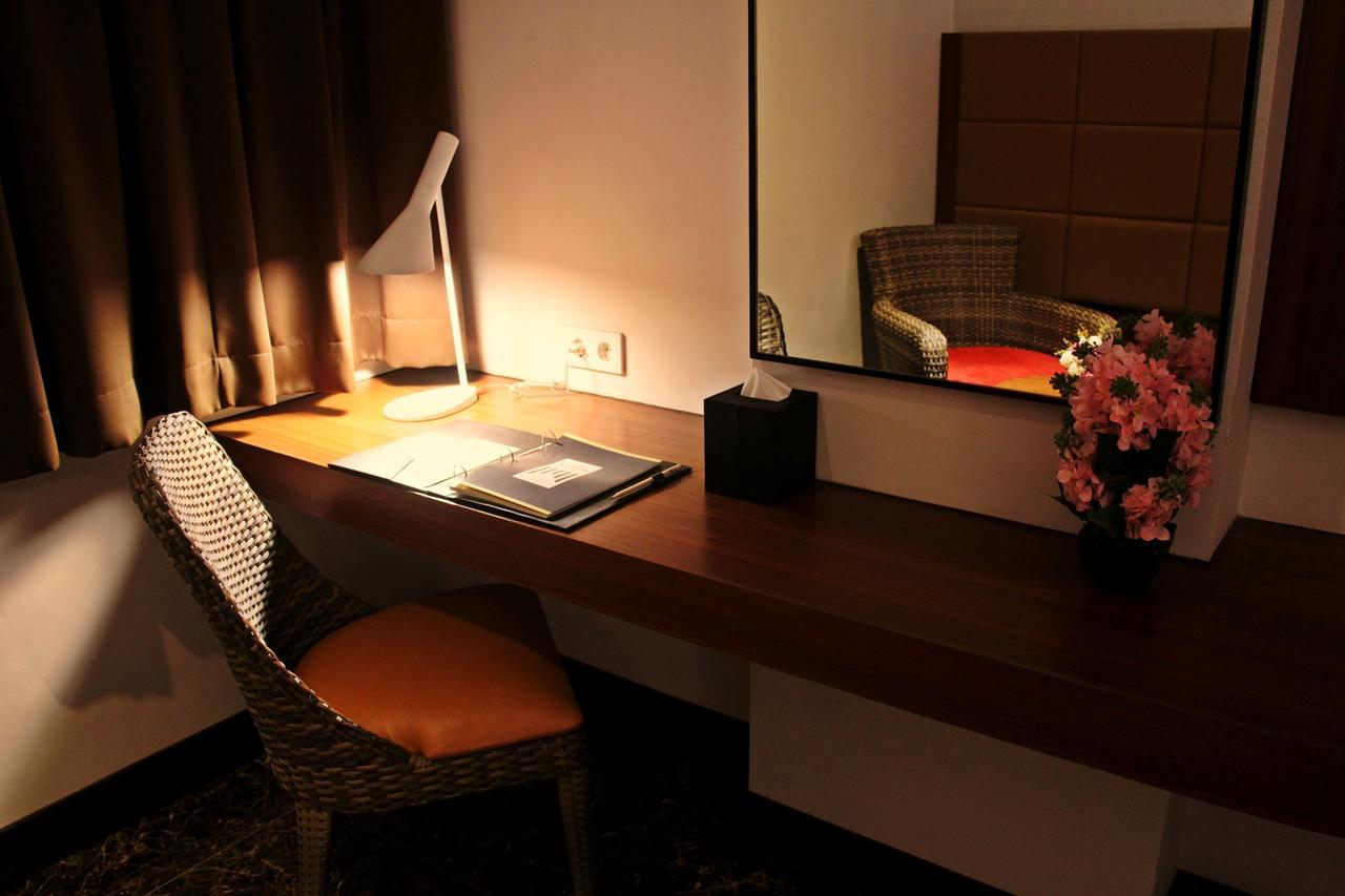 Atrium Premiere Cilacap Esterno foto