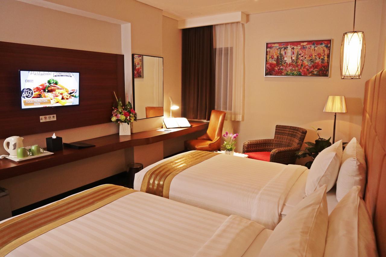 Atrium Premiere Cilacap Esterno foto