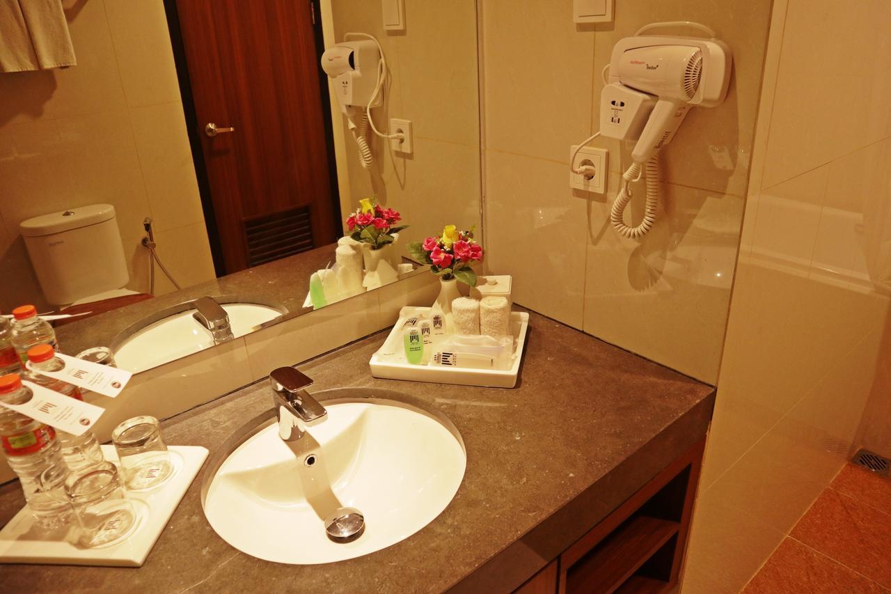 Atrium Premiere Cilacap Esterno foto